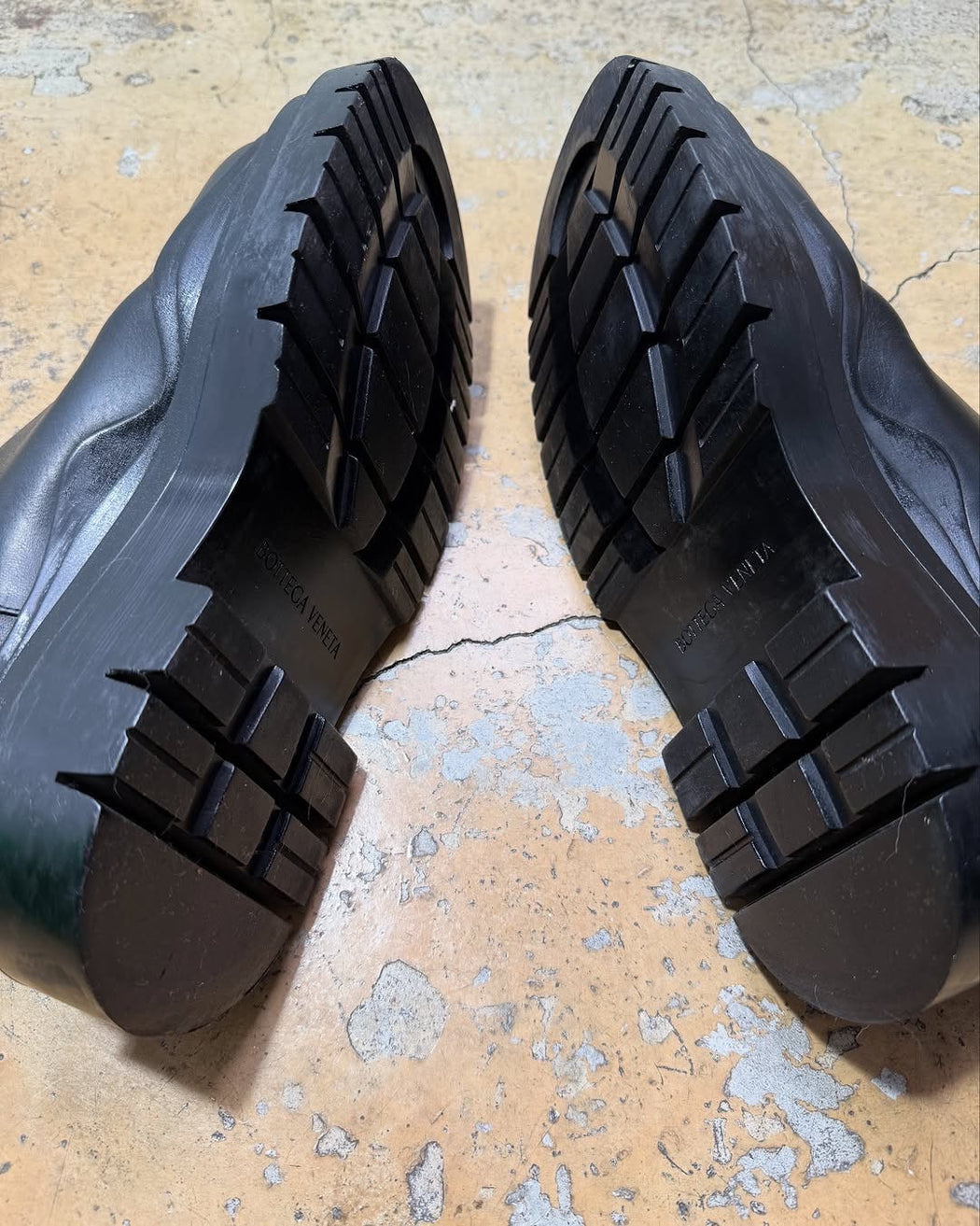 BOTTEGA VENETA BLACK LOW TIRE BOOTS